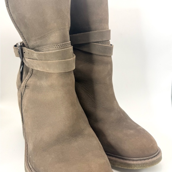 Women’s Size 8.5 Taupe Leather Block Heel Ankle Boots Buckle Strap - Picture 2 of 13